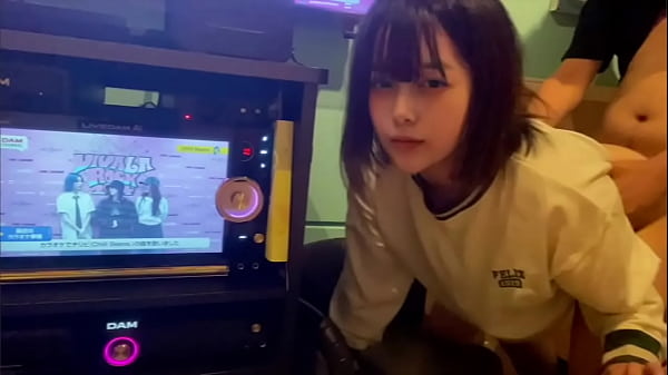 Wenn es nur ein Blowjob ist, ist es kein Fremdgehen, oder?&hellip_. Eine Studentin betrügt ihren Freund beim Karaoke mit einem männlichen Freund, obwohl sie einen Freund hat. Ich liebe den Tintenfischgeruch von Penis &hellip_