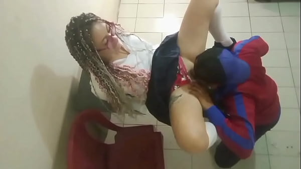 Linda, SCHÜLERIN EINER ÖFFENTLICHEN SCHULE, möchte ihre Note verbessern