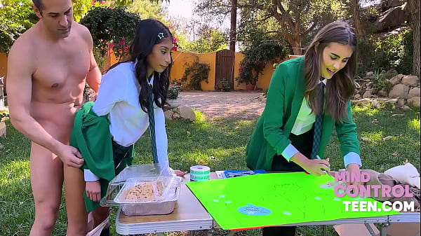 L'insegnante usa adolescenti prodigio in una ricerca letteraria - MindControlTeen