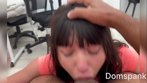 Calda ragazza colombiana riceve una sculacciata dura e una scopata in gola profonda per aver tradito Video completo in Premium.