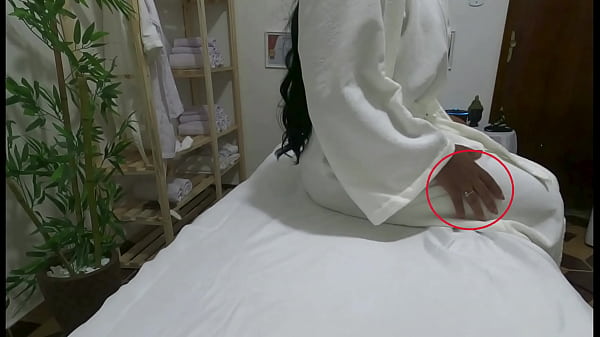 FLAGRANTE - Pretinha gostosa personal da academia foi filmada PELADINHA chupando o terapeuta - Massagem tantrica