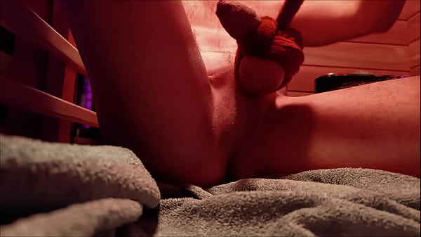 Sauna holandesa privada atada polla y pelotas con una cuerda de albornoz 4K UHD 2160p