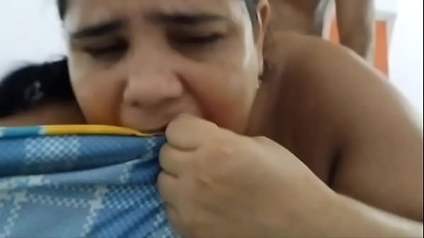 Mi madrastra pervertida me pide que me la folle mientras mi pap&aacute_ cornudo no est&aacute_. Que rico culo tiene