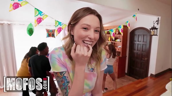 Jesse Pony e Ailee Anne suonano la sedia musicale con Ricky Johnson ma il colpo di scena è che si siederanno sul suo cazzo - MOFOS