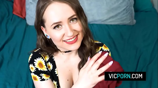 Die heiße brünette Teenagerin Lizzie Love bereitet sich auf ihr erstes Date vor