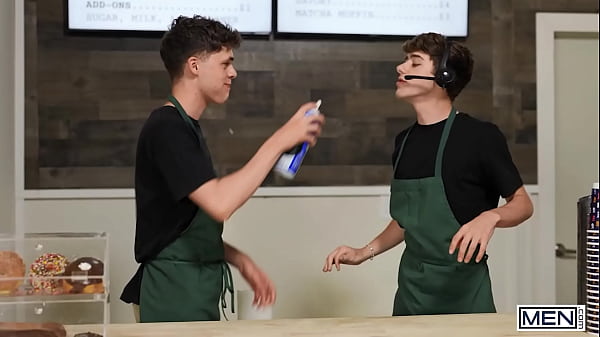 Il barista troia Joey Mills cavalca il cazzo duro di Brogan finché non viene e prende una crema calda in bocca - UOMINI