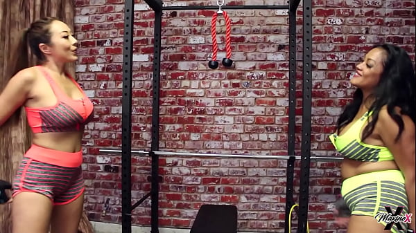 Fit Lesbiennes Maxine X et Nyssa Nevers s'entraînent après une baise avec un gode !
