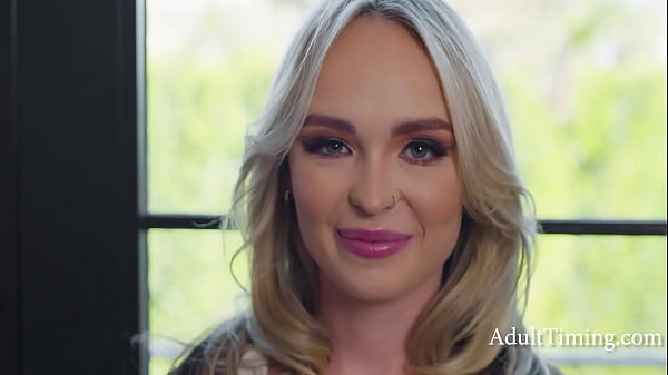 Lo sguardo della bionda è stretto (rapporto intimo) -Lilly Bell | AdultTiming