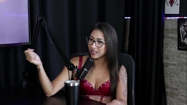 Le gusta que le peguen pero no le gusta que le peguen, salió en la portada de una revista sexy, cree que los hombres le tienen miedo y pensó en renunciar a la realidad - Luciana Picchi (SHEER/RED)