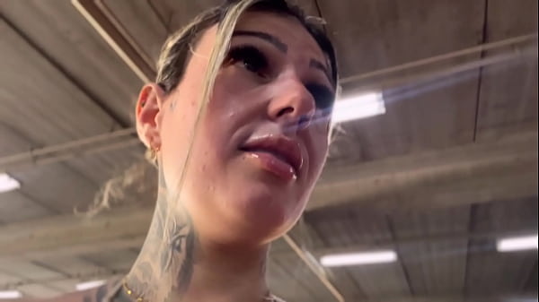 Eles me pegaram no provador de uma loja sofisticada? Esguichando e gozando muito em todos os lugares que o tes&atilde_o me deu!