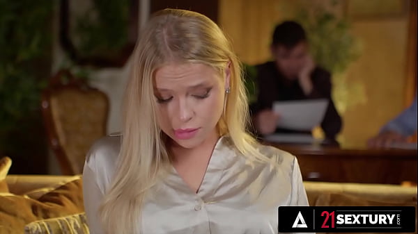 21 SEXTURY - Die wunderschöne Alexa Flexy lässt sich von ihren Chefs in den hübschen Hintern ficken