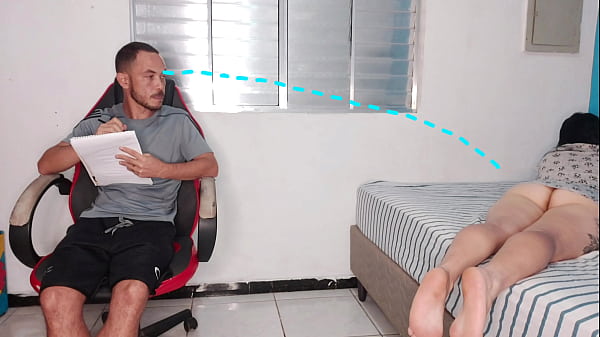 Une demi-soeur en chaleur expose son cul pour taquiner son demi-frère