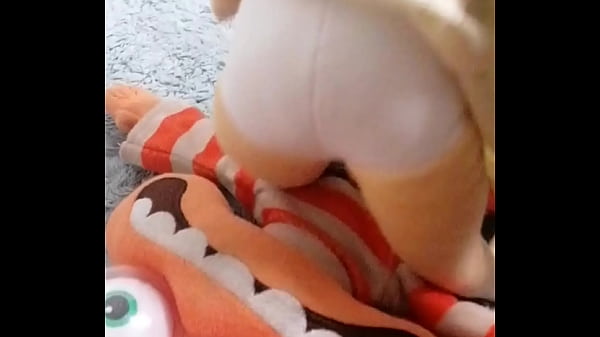 Ansiedad se masturba con Alegr&iacute_a y Alegr&iacute_a la castiga