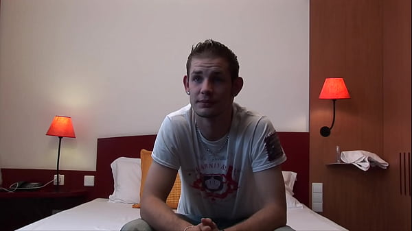 Er liebt es hart, sagt der heterosexuelle deutsche Macho Jens in diesem Interview