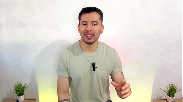 Il capo barista fa succhiare il cazzo al nuovo impiegato della mensa nel magazzino e nei bagni del lavoro! storia sessuale