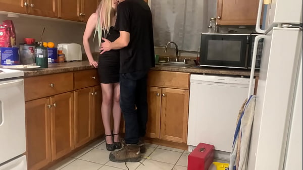 La reginetta del ballo di fine anno perde la verginità con l'idraulico