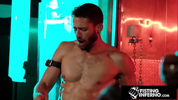 Cumslut im Tagteam von Bully Stud &amp_ Hunk BBC – Quin Quire, Max Connor, Siren Santiago – FistingInferno