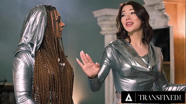 TRANSFIXED – Die futuristische Reiseführerin Emma Rose reist mit der neugierigen Touristin Eva Maxim durch die Zeit