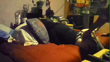 Faby schluckt verzweifelt einen Schwanz und gibt ihn auf, um mit Festigkeit und Autorität einen guten Fick zu bekommen, während sie am Ende schreit und weitermacht.