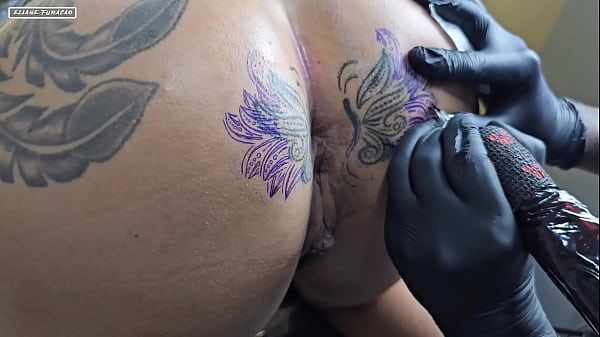 CAMBIANDO IL TATUAGGIO INTORNO AL CULO ORA È PIÙ GRANDE DI PRIMA