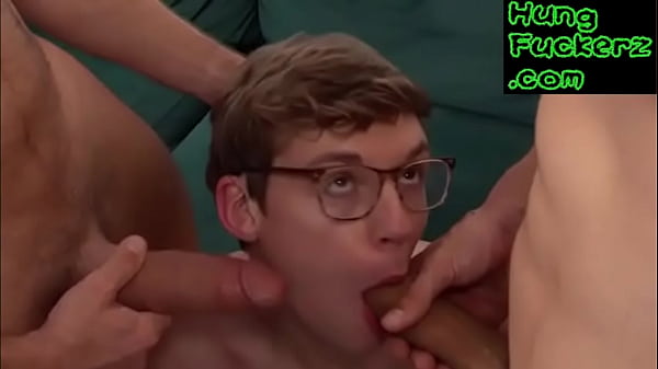 Jack Bailey bedient zwei gut bestückte Männer@HungFuckerz.com