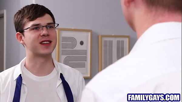 Il patrigno insegna al figliastro come usare l'anello fallico | Sesso gay vecchio e giovane