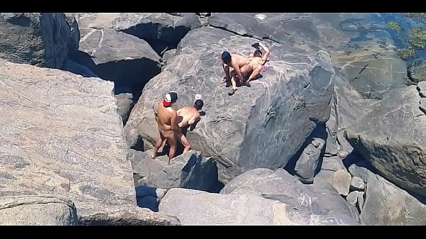 LA PLAYA NUDISMO MÁS CALIENTE DE RIO DE JANEIRO, SOBRE LAS PIEDRAS EL SEXO PASA CON MUCHAS CALIENTE.