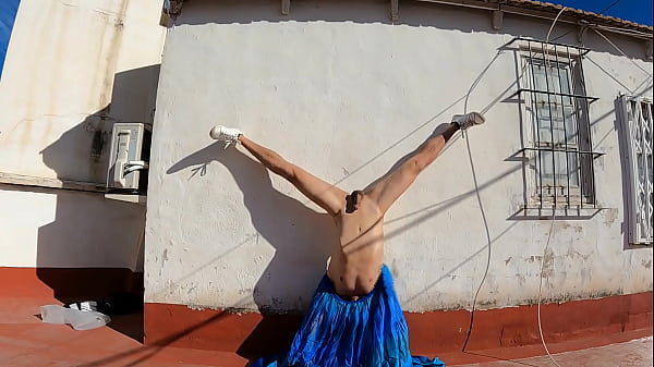 La dea Sissy in abito trasparente esercita il suo splendido cazzo, culo e bordo [4K 240 FPS