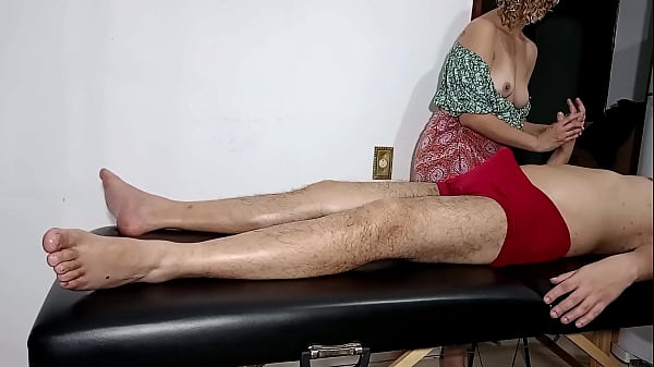 Es gelang ihm, der Masseuse die Kleidung auszuziehen und sie davon zu überzeugen, ihm einen zu blasen und sich auf ihn zu setzen.