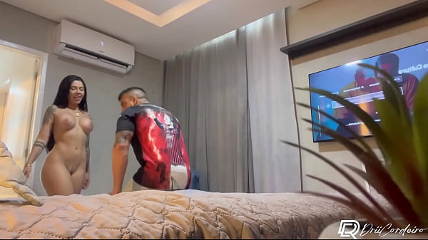 Sexy Teenie vergnügt sich im Video