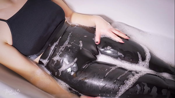 Hot Stepsis stuzzica la punta di cammello bagnata in leggings di pelle