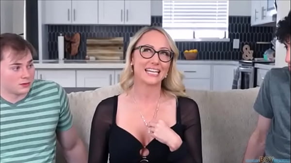 MILF Crystal Clark lässt sich von ihrem Stiefsohn und seinem Freund ficken