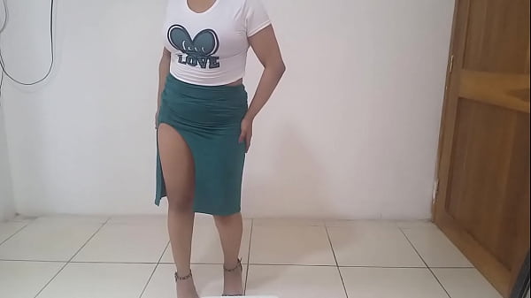 L'ÉTUDIANTE MONTRE SON VAGIN RÉCEMMENT BAISÉ PAR SON VIEUX ET PERVERS PROFESSEUR