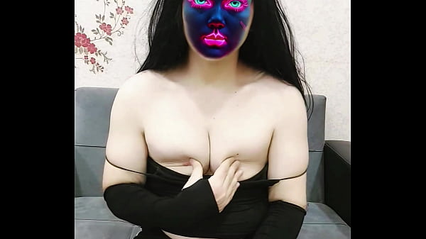 Maskiert und hypnotisierend: Sexy Tanz im schwarzen Outfit und schneeweißer Haut