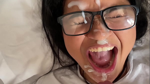 Attraktives Teenie-Mädchen zieht sich zum Abspritzen aus