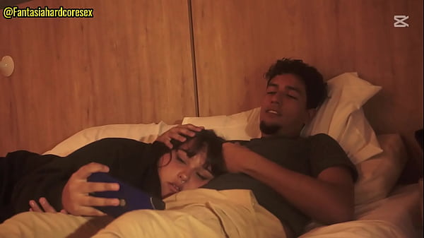 Mirando una pelicula con mi hermanastra y no pude evitar meter mi pene en su boca al acostarse en mis piernas