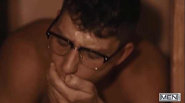 UOMINI - Paul Canon trova un Glory Hole in una galleria d'arte e infila il suo cazzo per trovare la bocca di Pierce Paris in attesa