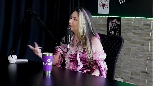 Das erste Mal hat sie von vorne gefickt und sie mag das Sperma, sie ist süchtig nach Dreiern und sie hat Siririca in Uber - Raphaela Savanah (SHEER/RED) Halloween geschlagen