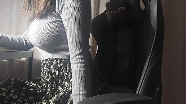 A big-breasted girl whose pussy gets hot while studying, so she can't hold back and does something that feels good.