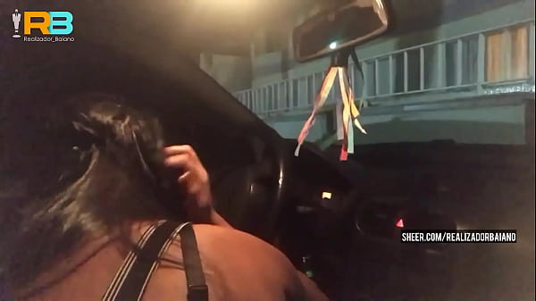 Nuttige Ehefrau lutscht dem Regisseur aus Bahia einen und ruft ihren Cuckold-Ehemann an, um ihr dabei zuzusehen, wie sie im Auto auf einer öffentlichen Straße einen lutscht