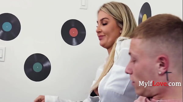 Insegnante: Lascia che ti vizi - Andi Avalon | MylfLove