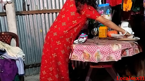 Desi Bhabhi scopa al tavolo da pranzo con il suo ragazzo (video ufficiale di Localsex31)