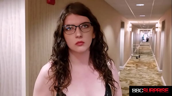 Die 20-jährige Neulingin Remy hat wunderschöne blaue Augen und einen Schwanz in ihrer Muschi!