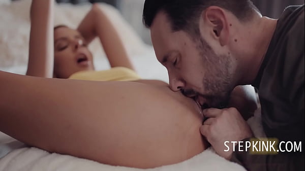 Calda e bellissima teenager si diverte - Fuck_up_family