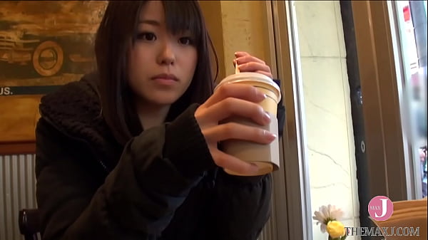 当用手玩弄她湿漉漉的阴户时，她变得更加认真，毫不犹豫地触摸鸡巴并将其吸进嘴里。