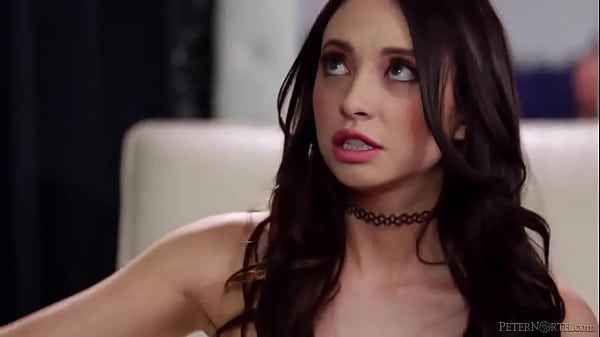 La belleza de pelo oscuro Quinn Wilde chupa y se folla a su padrastro