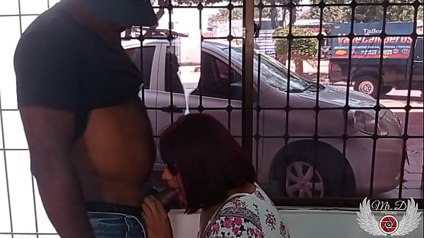 Schwarzer Typ mit großem Schwanz fickt mich ohne Kondom im Straßenfenster. Ich werde wie eine Schlampe von einem BBC-Boy gefickt. Willst du auch deinen Schwanz in mich stecken? Gefällt dir meine schwarze BBC?