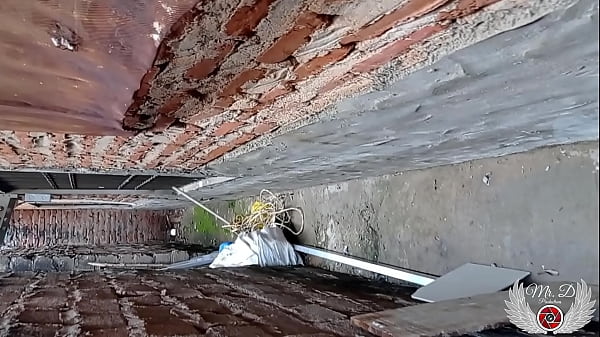 Vom Fenster gefangen. Ich entdecke eine geile Schlampe beim Masturbieren und Anschauen von Pornos, ich lasse sie meinen Schwanz lutschen und ich ficke sie ohne Sattel