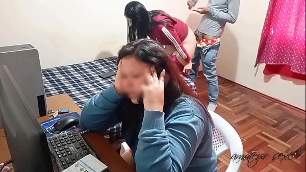 Mia moglie cornuta parla al telefono mentre lecco la sua migliore amica: più è distratta e meglio scopo la sua amica mentre lei mi paga i debiti di casa.