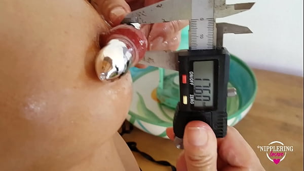 nippelringlover heiße rote Stiefel Strümpfe Muschipiercings Vibrator in der Brustwarze extrem gedehnte Brustwarzenpiercings